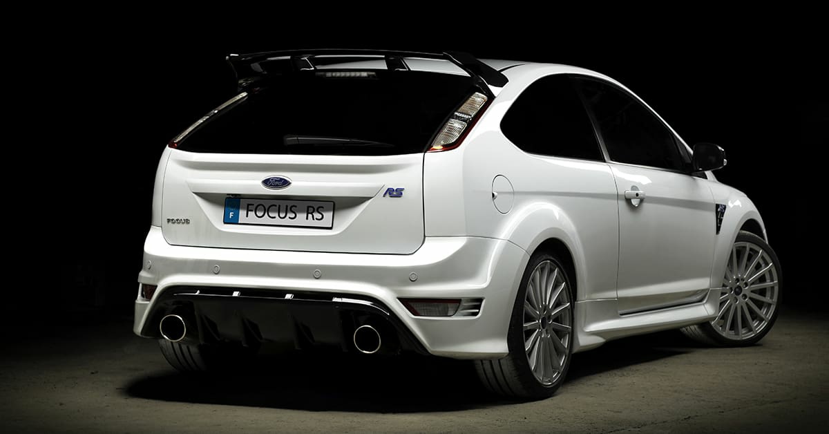 ford focus rs 2010 blanche trois quart arriere