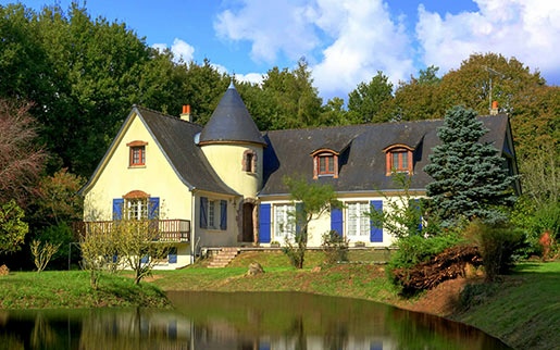 maison bretagne tourelle volets bleus reflet étang